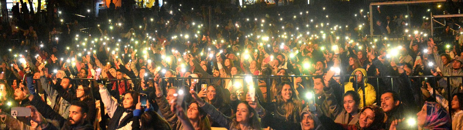 Buz Gibi Havada, Sımsıcak Emre Aydın Eda Köksal 1