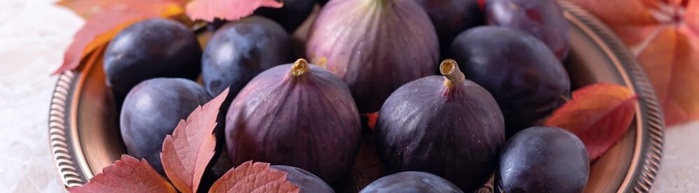 Ripe,Plums,And,Figs,On,A,Platter.,Beautiful,Food,Photo.