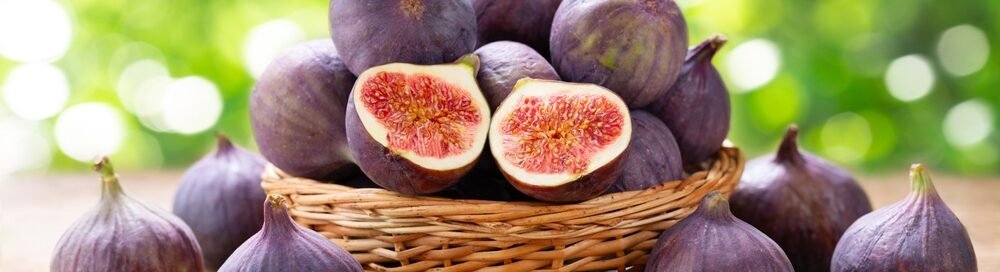 Basket,Of,Fresh,Ripe,Figs,Fruit,On,A,Wooden,Table