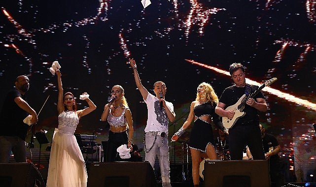 İstanbul Festivali’nde Hande Yener ve Serdar Ortaç Rüzgarı Esti